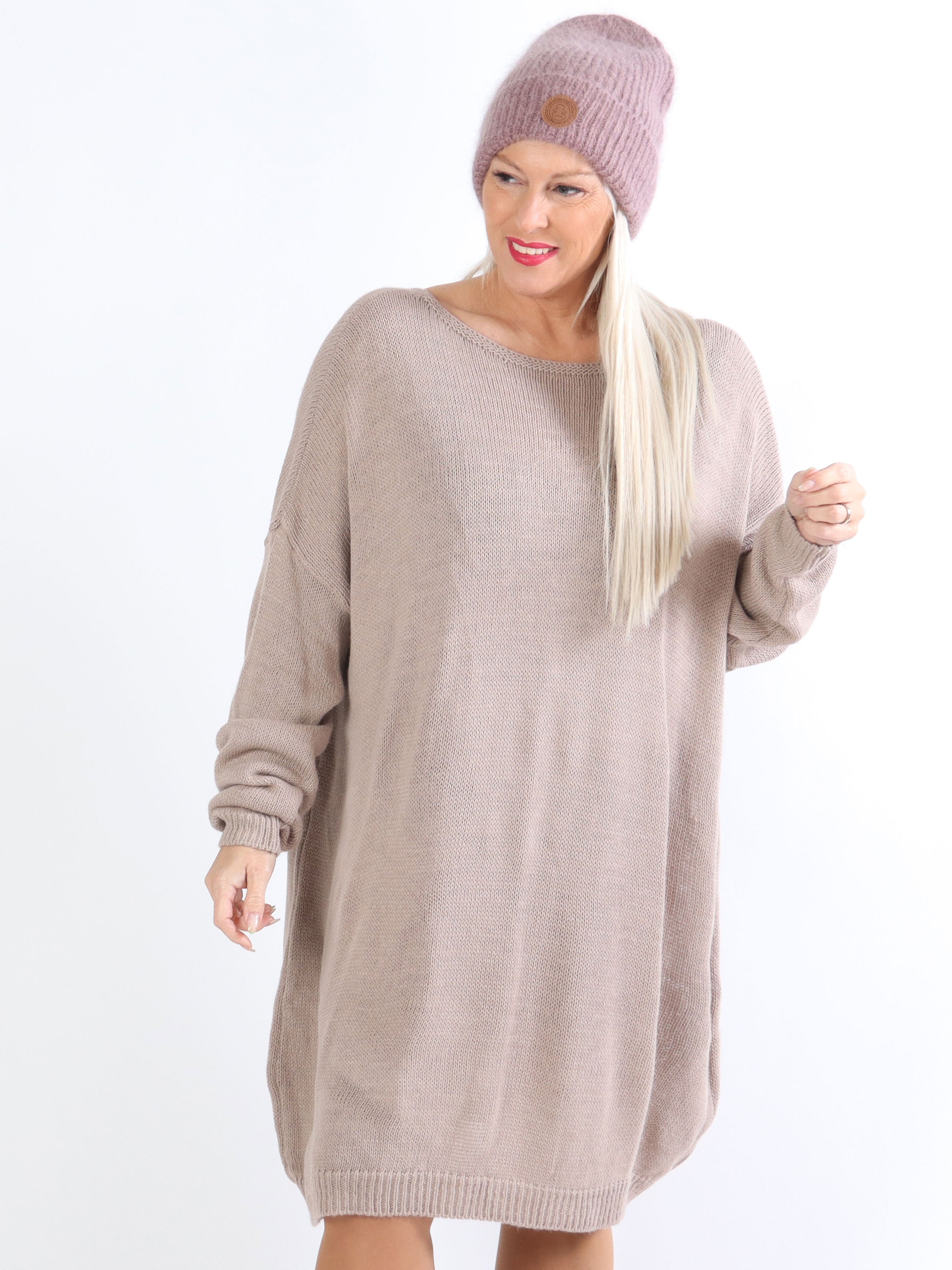 Stella - Simpel strikkjole i plus size med dyb ryg